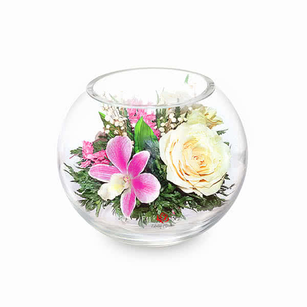 Розовато-белые и фиолетовые орхидеи с айвори розами в малой круглой вазе