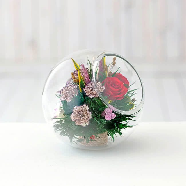 Красные розы и орхидеи с диантусами в большой круглой вазе со скошенным верхом