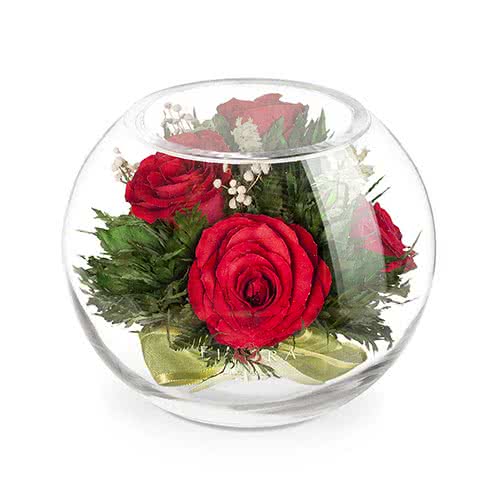 Красные розы в зеленой корзине в средней круглой вазе