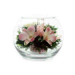 Розовато-белые и фиолетовые орхидеи с айвори розами в средней круглой вазе