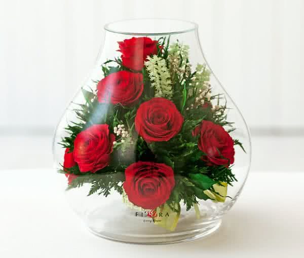 Красные розы в зеленой корзине в большом бутоне розы