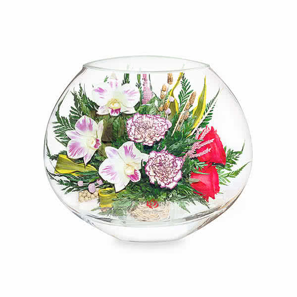 Красные розы и орхидеи с диантусами в малой плоской круглой вазе