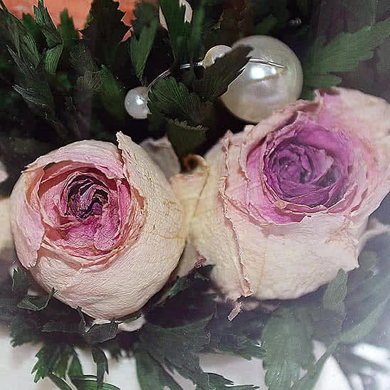 Цветы в стекле (вакууме) - Красная роза с белой лентой в малом плоском цилиндре - 47060