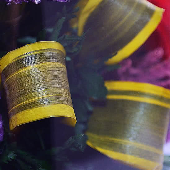 Цветы в стекле (вакууме) - Красные розы и королевские орхидеи с фиолетово-белыми диантусами в малой кубической вазе - 50213