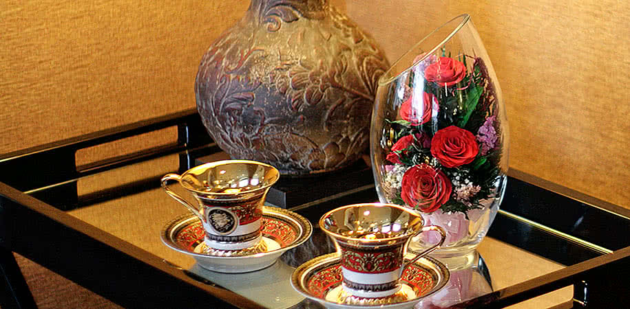 Купить цветы в стекле на заказ: розы и орхидеи в вакууме с доставкой