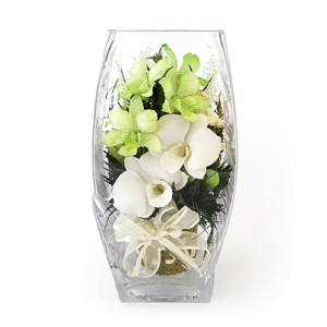 Белые и бело-зеленые орхидеи в вазе с квадратным верхом