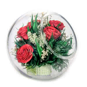 Красные розы в большой круглой вазе со скошенным верхом