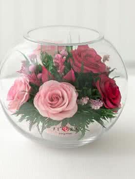Лиловые и светло-розовые розы в большой круглой вазе