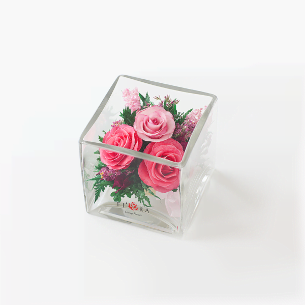Розовые розы в малой кубической вазе
