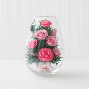 Розовые розы в средней каплевидной вазе