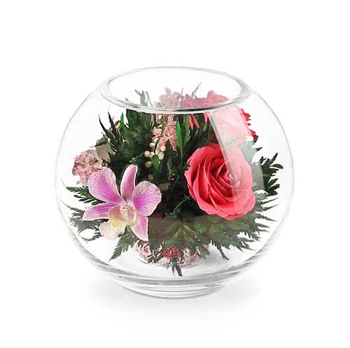 Орхидеи с ярко-розовыми розами в круглой вазе