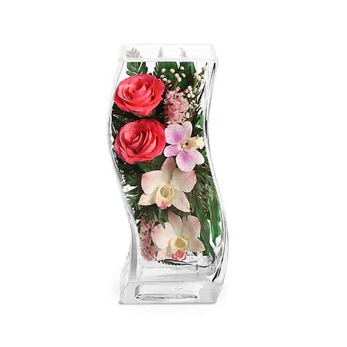 Орхидеи с ярко-розовыми розами в изогнутой вазе